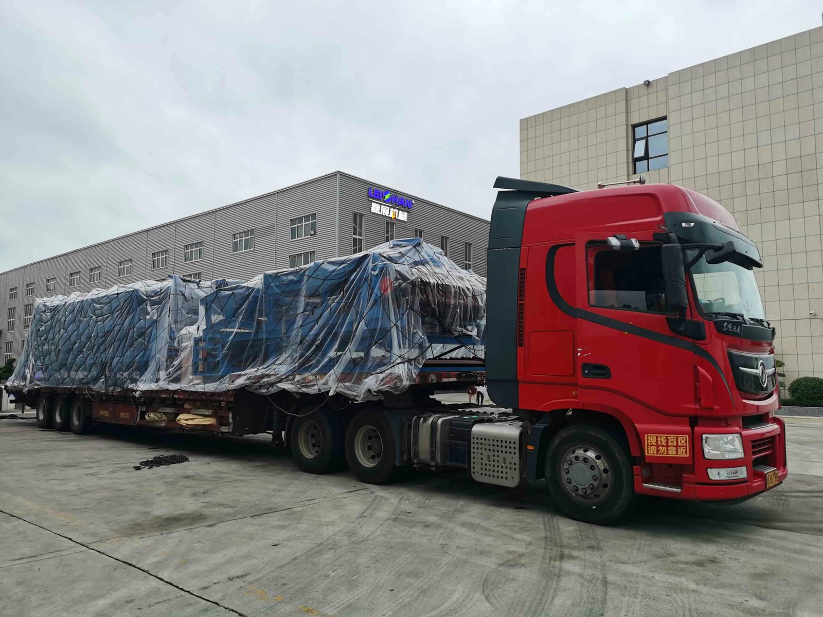 Camión de transporte de mercancías en ruta por Barcelona